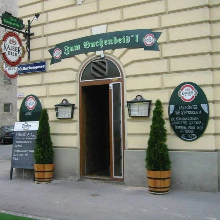 Speisesaal — weiße Tischtücher, Ledersessel