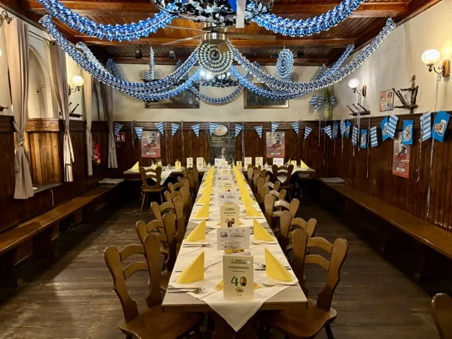 Gemütlicher Gastraum — Holz und Tafelmenüs